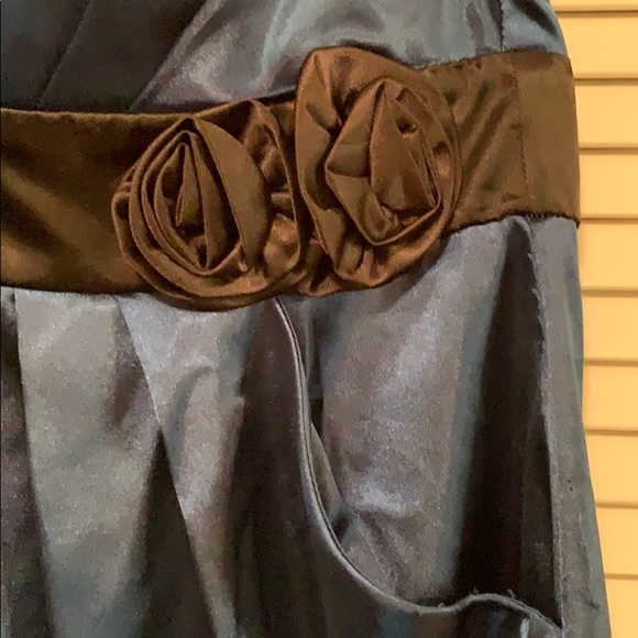 Satin blue strapless dress with pockets - Picture 2 of 2